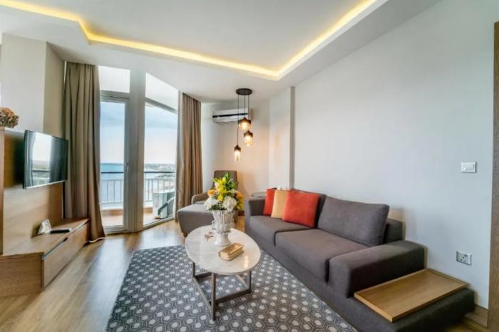 Salamis Bay Conti Resort Hotel & Casino Famagusta  Pokój zdjęcie A living room in a modern apartment