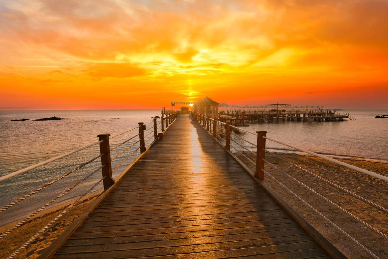 Salamis Bay Conti Resort Hotel & Casino Famagusta  Zewnętrze zdjęcie Sunset at the pier