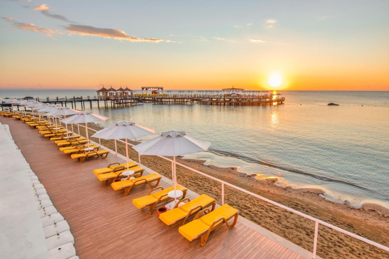 Salamis Bay Conti Resort Hotel & Casino Famagusta  Zewnętrze zdjęcie Sunset at the beach